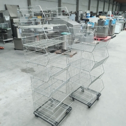 4 stackable shopping baskets 